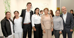 Luisa Ríos, Angélica Colorado, Andrés Gaviria, Claudia Azain, Consuelo González, Jenny Sanabria y Camilo Tobón. Luisa Ríos, Angélica Colorado, Andrés Gaviria, Claudia Azain, Consuelo González, Jenny Sanabria y Camilo Tobón.