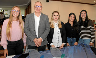 Laura González Rivera, Juan Carlos Quintero, gerente de Emas; Angélica Ramírez López, Valeria Sánchez Duque y María Alejandra Torres Gómez. Laura González Rivera, Juan Carlos Quintero, gerente de Emas; Angélica Ramírez López, Valeria Sánchez Duque y María Alejandra Torres Gómez.
