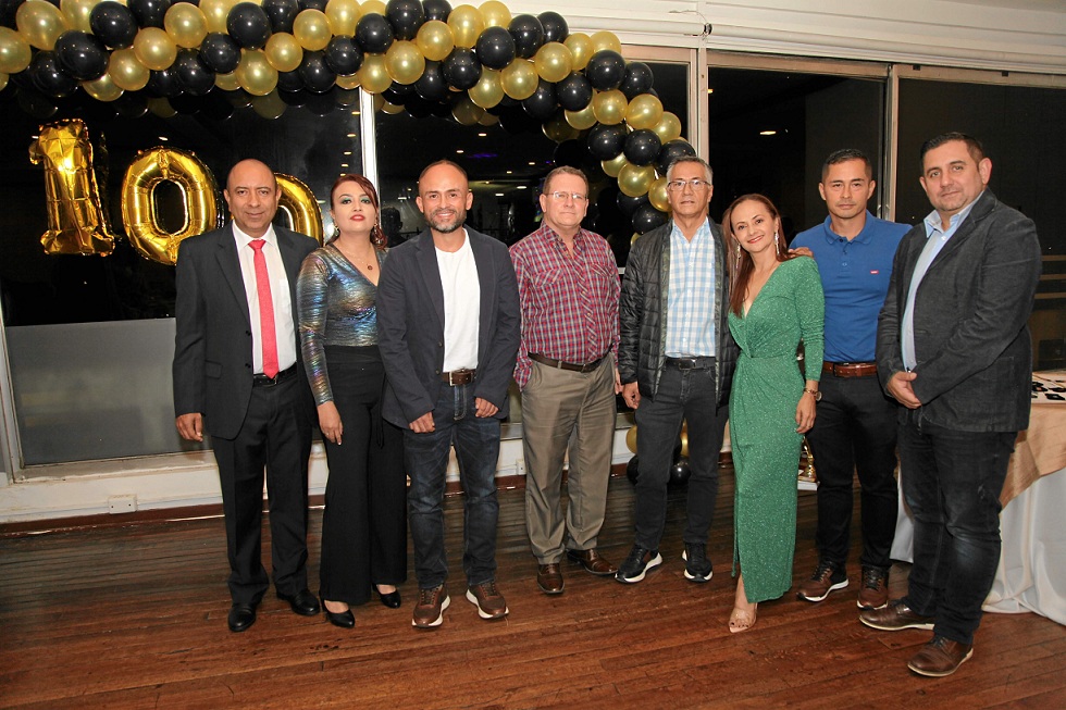 Carlos Alberto Ramírez (gerente), Clemencia Cardona, Pablo Tabares, Carlos Alfonso López, Hernán Arias, Karol Solid Forero, Alejandro Tabares y Juan Sebastián Cuartas. Carlos Alberto Ramírez (gerente), Clemencia Cardona, Pablo Tabares, Carlos Alfonso López, Hernán Arias, Karol Solid Forero, Alejandro Tabares y Juan Sebastián Cuartas.
