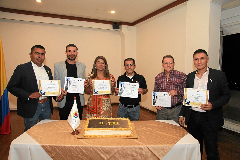 Homenajeados por antigüedad laboral: Wilfredo Márquez (15 Años), Johan Andrés Ramirez (15 Años), Ángela María López (20 Años), Alexánder Castro (20 Años), Carlos Alfonso López (25 Años) y Jhon Ervin Rodriguez (20 Años). Homenajeados por antigüedad laboral: Wilfredo Márquez (15 Años), Johan Andrés Ramirez (15 Años), Ángela María López (20 Años), Alexánder Castro (20 Años), Carlos Alfonso López (25 Años) y Jhon Ervin Rodriguez (20 Años).