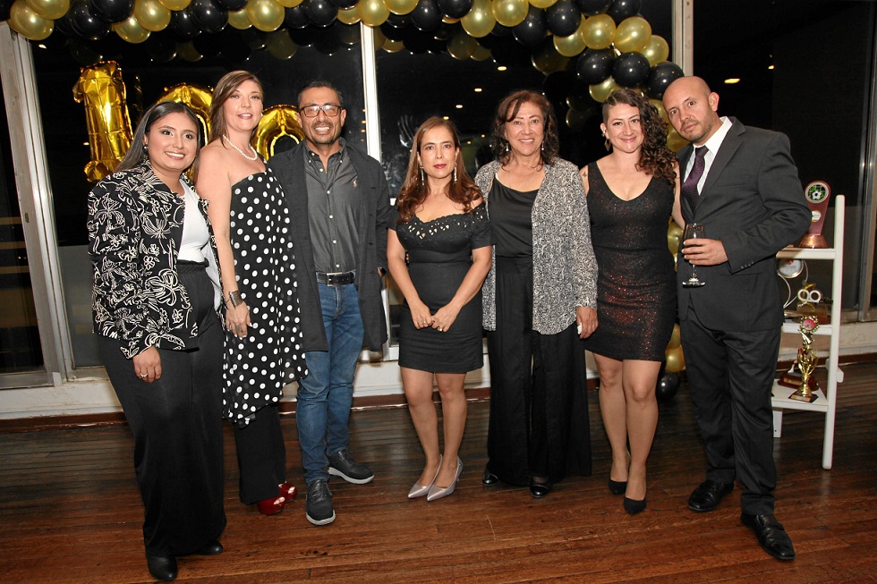 Yessica Mariana Posada, Juliana Serna, José Alexánder Rivadeneira, Lina Zuluaga Restrepo, Olga Lucía Tabares, Andrea Patiño y Juan David Salgado. Yessica Mariana Posada, Juliana Serna, José Alexánder Rivadeneira, Lina Zuluaga Restrepo, Olga Lucía Tabares, Andrea Patiño y Juan David Salgado.