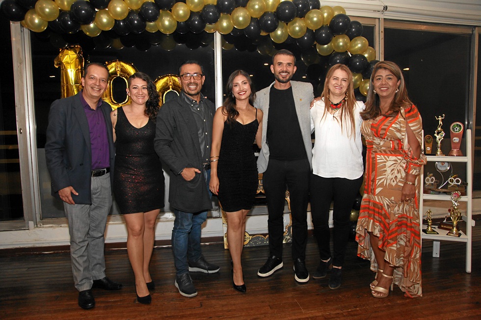 Luis Fernando González, Andrea Patiño, José Alexánder Rivadeneira, Daniela Mora, Johan Andrés Ramírez, Elizabeth Toro y Ángela María Arias. Luis Fernando González, Andrea Patiño, José Alexánder Rivadeneira, Daniela Mora, Johan Andrés Ramírez, Elizabeth Toro y Ángela María Arias.