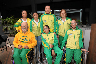 Abajo: Álvaro Gutiérrez, Susana Botero y César Serna. Arriba: Rocío Misas, Angie Pineda, Carlos Aguirre y Nelly Grajales Abajo: Álvaro Gutiérrez, Susana Botero y César Serna. Arriba: Rocío Misas, Angie Pineda, Carlos Aguirre y Nelly Grajales