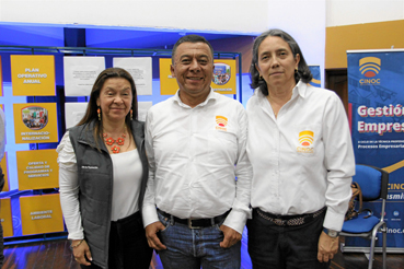 Gloria María Hoyos, jefe de planeación; Juan Carlos Loaiza, rector de la IES CINOC; y Alba Marulanda Ospina, secretaria general. Gloria María Hoyos, jefe de planeación; Juan Carlos Loaiza, rector de la IES CINOC; y Alba Marulanda Ospina, secretaria general.