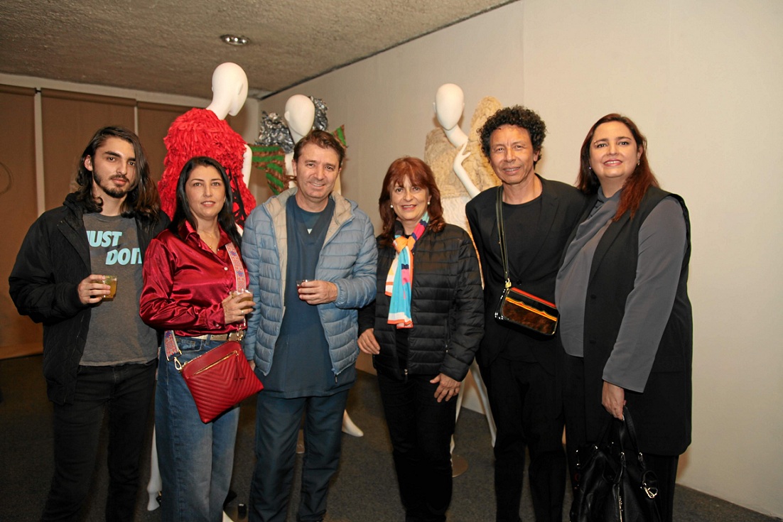 Pedro Gómez, Juanita Luna, David Gómez, Mónica Giraldo, Diego Escobar y Juliana Castaño. Pedro Gómez, Juanita Luna, David Gómez, Mónica Giraldo, Diego Escobar y Juliana Castaño.