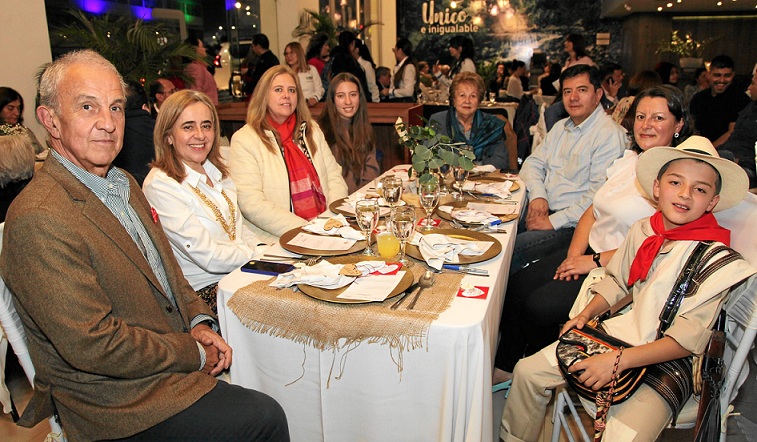 Álvaro Giraldo Giraldo, Luz María Gómez Jaramillo, Maritza Adolphos Garzón, Isabella Sanabria Adolphos, María Cristina Garzón de Adolphos, Carlos Eduardo Sanabria Castaño, Luz Mery Castaño González y Juan Estebán Ocampo Castaño. Álvaro Giraldo Giraldo, Luz María Gómez Jaramillo, Maritza Adolphos Garzón, Isabella Sanabria Adolphos, María Cristina Garzón de Adolphos, Carlos Eduardo Sanabria Castaño, Luz Mery Castaño González y Juan Estebán Ocampo Castaño.
