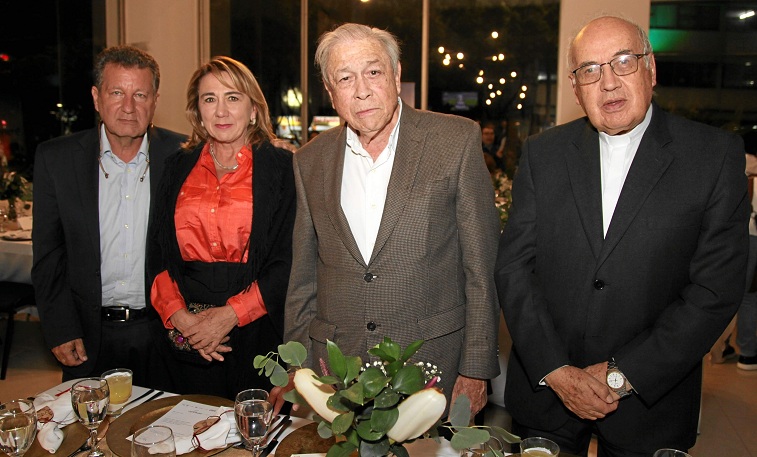 Felipe Venegas, Marcela Buitrago, Néstor Buitrago y Fernán Llano Ruíz, prebistero. Felipe Venegas, Marcela Buitrago, Néstor Buitrago y Fernán Llano Ruíz, prebistero.