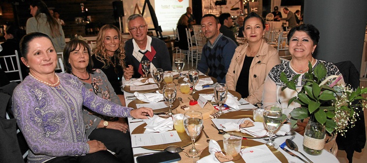 Ana María Mejía Estrada, Bratriz Serna Londoño, Ana María Álvarez, Mauricio Aguirre, Gloria Flórez Montoya, Ángela María Montoya y Beatriz Mejía Estrada. Ana María Mejía Estrada, Bratriz Serna Londoño, Ana María Álvarez, Mauricio Aguirre, Gloria Flórez Montoya, Ángela María Montoya y Beatriz Mejía Estrada.