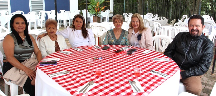 Myriam Isaza, Orfa Saez, Liliana Vélez, Rosalba Gómez de Chica, Gloria Cristiana Chica y Carlos Eduardo Sánchez. Myriam Isaza, Orfa Saez, Liliana Vélez, Rosalba Gómez de Chica, Gloria Cristiana Chica y Carlos Eduardo Sánchez.