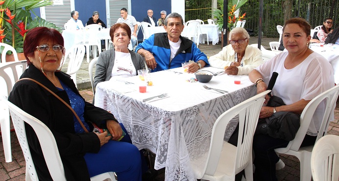 Rosaemma Parra de Fandiño, Ana María Suárez, Hugo Hernán Valencia Pérez, Margarita Pérez de Valencia y Alba Lucía García de Valencia. Rosaemma Parra de Fandiño, Ana María Suárez, Hugo Hernán Valencia Pérez, Margarita Pérez de Valencia y Alba Lucía García de Valencia.