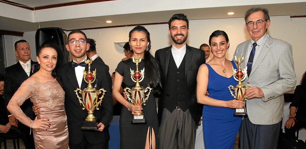 Sebastián Benavides Alzate y Diana Díaz, de Manizales, ocuparon el primer puesto. Andrey Vega y Diana Montaño, de Bogotá, obtuvieron el segundo lugar; y Alexánder Wenstin y Laura Castañeda, de Estados Unidos, la tercera posición. Sebastián Benavides Alzate y Diana Díaz, de Manizales, ocuparon el primer puesto. Andrey Vega y Diana Montaño, de Bogotá, obtuvieron el segundo lugar; y Alexánder Wenstin y Laura Castañeda, de Estados Unidos, la tercera posición.