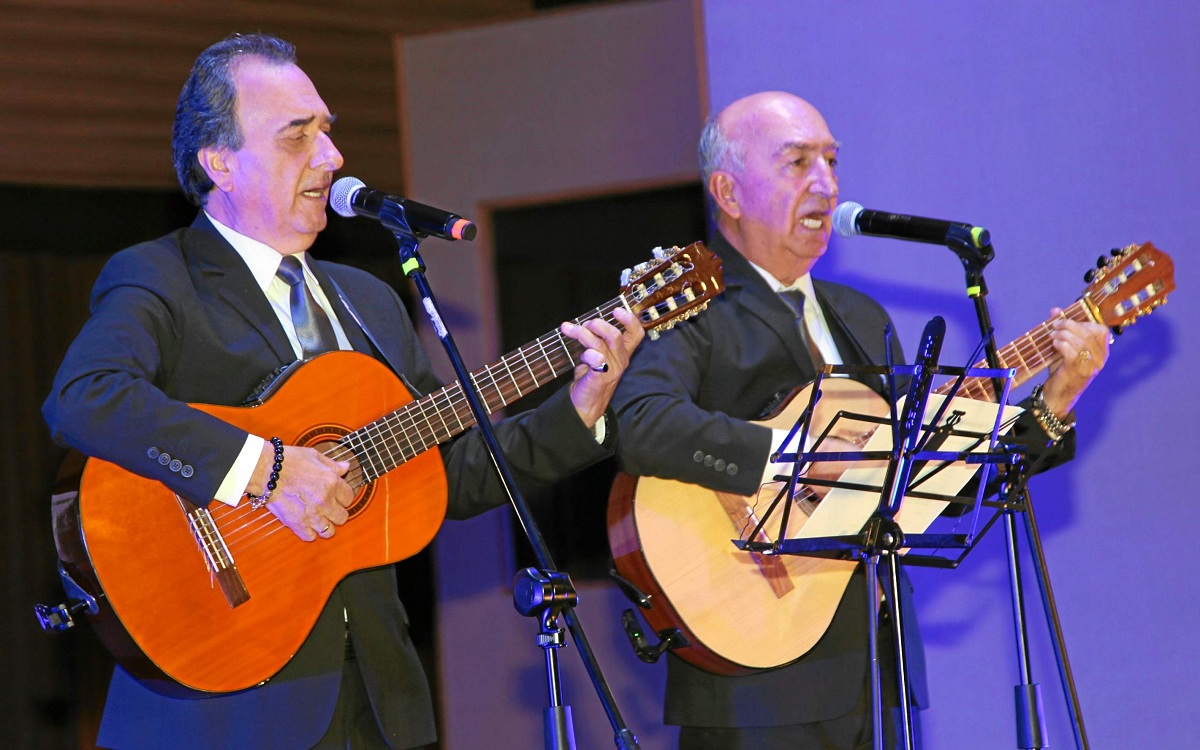 Fernando y Milvio Uribe, conocidos como Dueto Hermanos Uribe. Fernando y Milvio Uribe, conocidos como Dueto Hermanos Uribe.