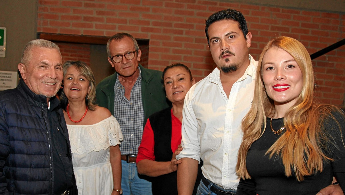 Jaime García Castaño, Gladys Clavijo Giraldo, Francisco Javier Henao, Luz Alicia López, Tomás Henao y Lina García Clavijo. Jaime García Castaño, Gladys Clavijo Giraldo, Francisco Javier Henao, Luz Alicia López, Tomás Henao y Lina García Clavijo.