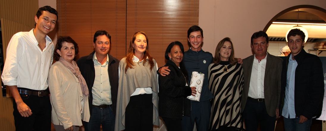 Gerónimo Aristizábal, Patricia Uribe, Ernesto Restrepo, Paula Jaramillo, María Suárez, Tomas Restrepo, Graciela García, Pablo Restrepo y Sebastián Restrepo. Gerónimo Aristizábal, Patricia Uribe, Ernesto Restrepo, Paula Jaramillo, María Suárez, Tomas Restrepo, Graciela García, Pablo Restrepo y Sebastián Restrepo.