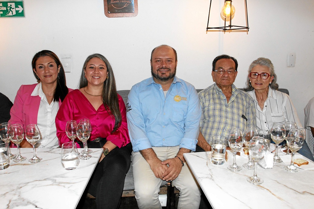Diana María Hurtado, Luisa Fernanda Aristizábal Castaño, Giancarlo Hincapié, embajador de marcas de ILC; Humberto Ospina Valencia y Gloria Lucía Corredor Obando. Diana María Hurtado, Luisa Fernanda Aristizábal Castaño, Giancarlo Hincapié, embajador de marcas de ILC; Humberto Ospina Valencia y Gloria Lucía Corredor Obando.