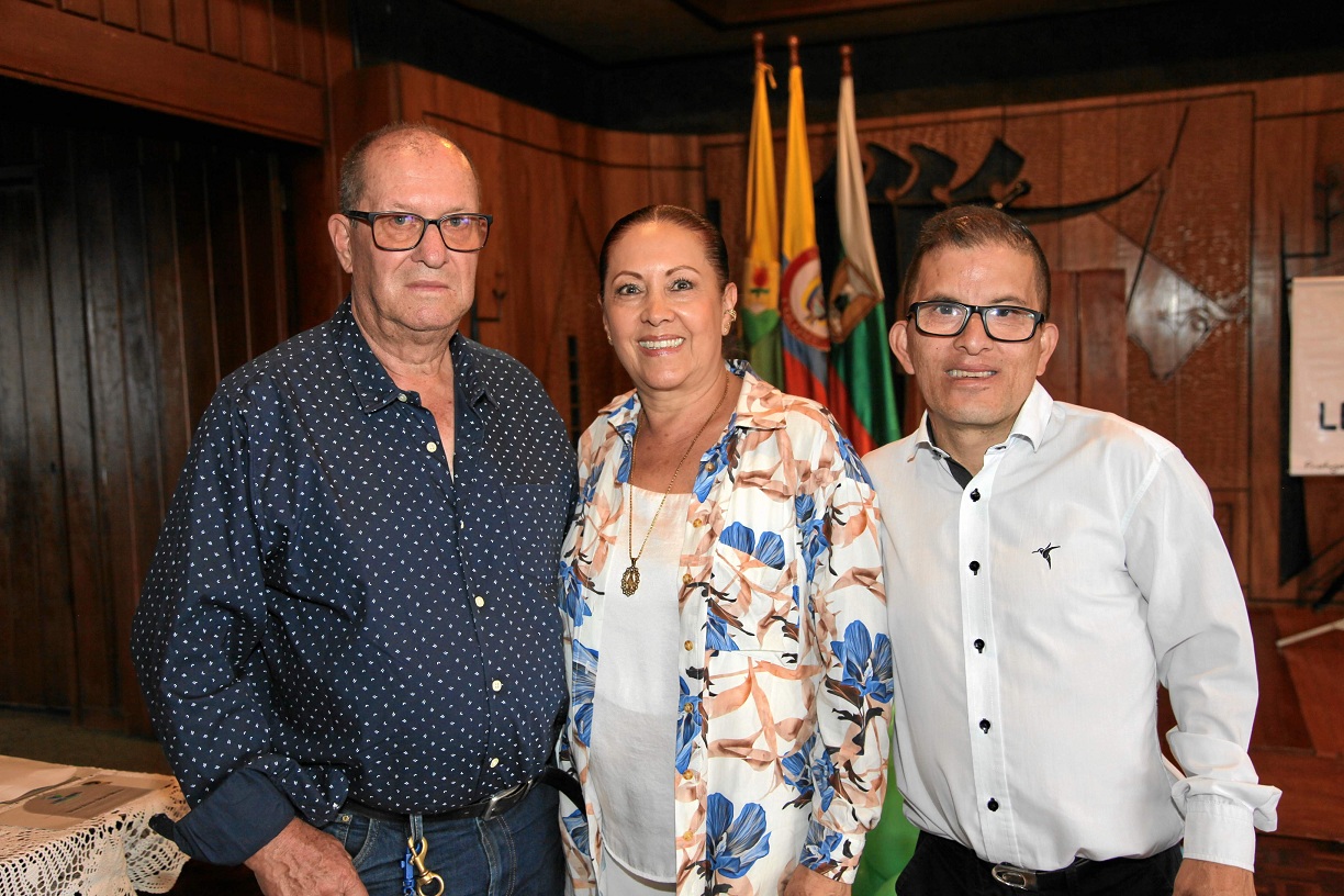 Rodrigo Montoya Salazar, Miriam Gómez Velásquez y Jhon Jairo Montoya Gómez. Rodrigo Montoya Salazar, Miriam Gómez Velásquez y Jhon Jairo Montoya Gómez.