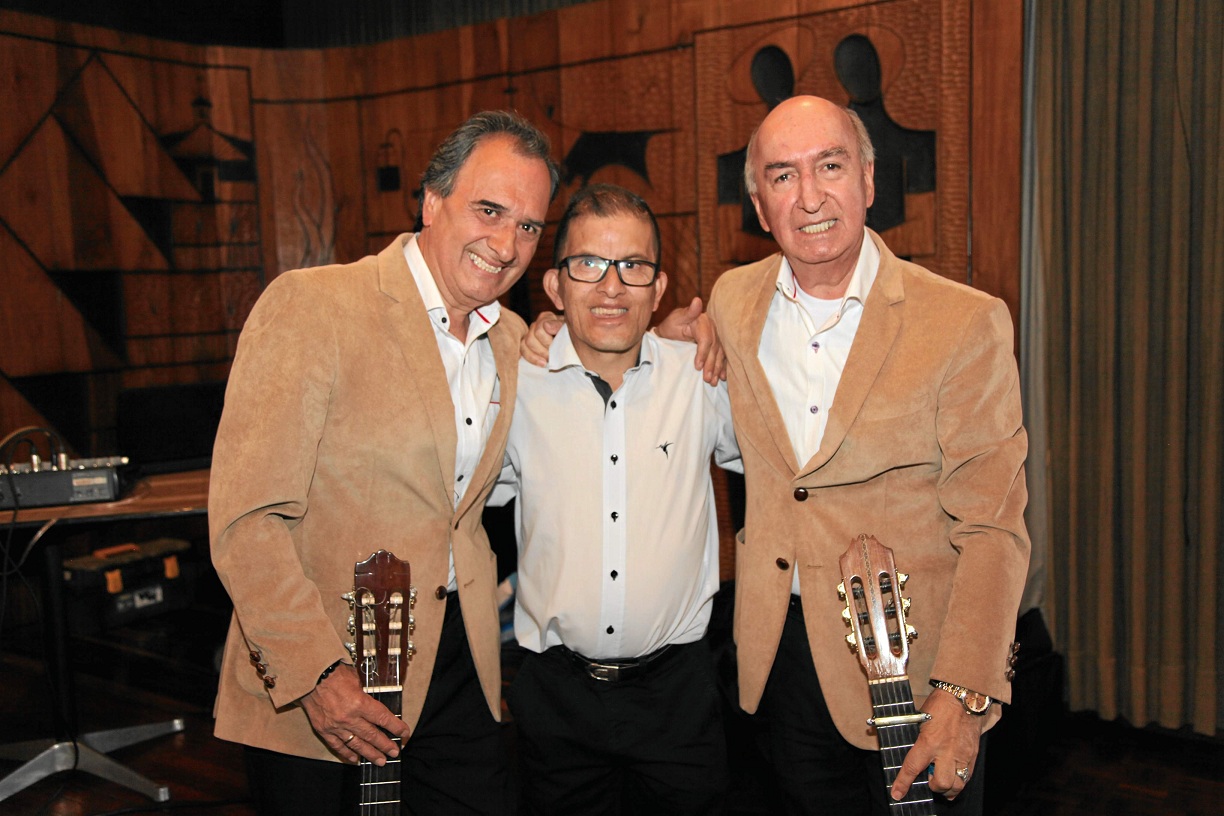 Dueto de los Hermanos Uribe y Jhon Jairo Montoya Gómez. Dueto de los Hermanos Uribe y Jhon Jairo Montoya Gómez.
