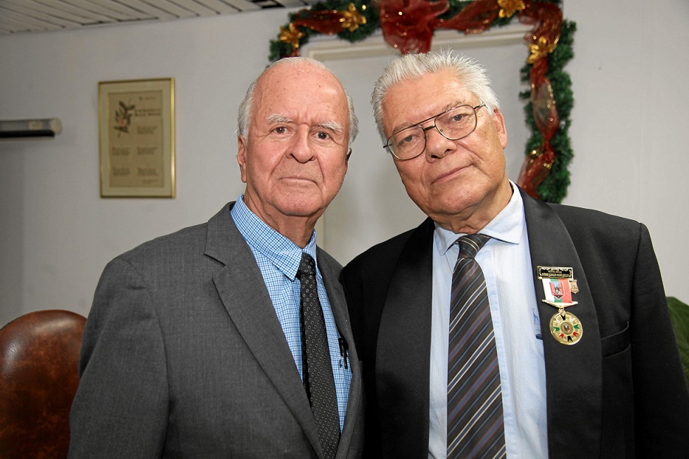 Hermán Estrada Mejía, presidente Sociedad Mejoras Públicas, le entregó un reconocimiento a Antonio Franklin Muñoz Giraldo por ser el socio del año. Hermán Estrada Mejía, presidente Sociedad Mejoras Públicas, le entregó un reconocimiento a Antonio Franklin Muñoz Giraldo por ser el socio del año.