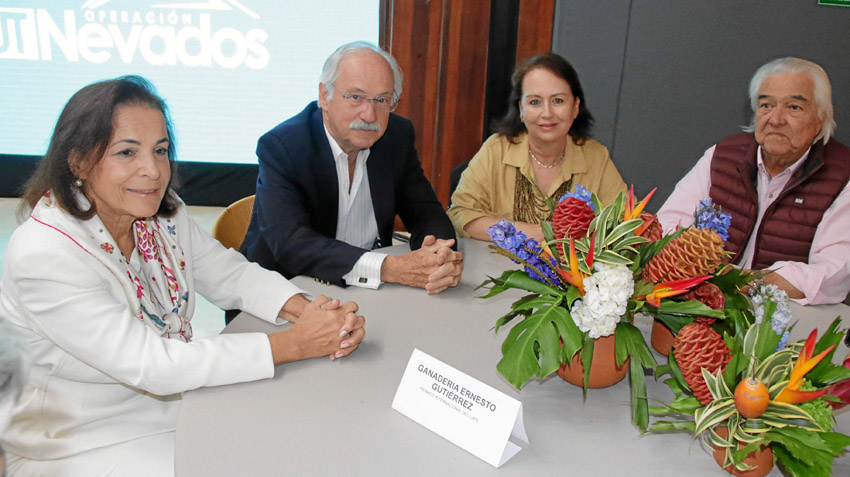 María Mercedes Londoño de Gutiérrez, Julián Gutiérrez, Hilda Salazar de Gutiérrez y Jorge Gutiérrez. María Mercedes Londoño de Gutiérrez, Julián Gutiérrez, Hilda Salazar de Gutiérrez y Jorge Gutiérrez.