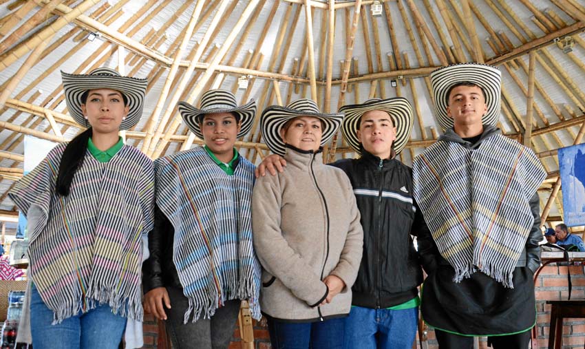 Foto | Freddy Arango | LA PATRIA María Aracely Sarmiento (centro), propietaria del Parador Turístico La Esperanza, ubicado en la vía al Nevado del Ruiz, se encargó de ofrecerles a las candidatas al Reinado Internacional del Café una tradicional aguadepanela con queso. En la imagen acompañada de su equipo de trabajo Luisa Fernanda Valderrama, Adriana Lucía Ardila Carrillo, Sergio Ballesteros y Samuel Fandiño. Foto | Freddy Arango | LA PATRIA María Aracely Sarmiento (centro), propietaria del Parador Turístico La Esperanza, ubicado en la vía al Nevado del Ruiz, se encargó de ofrecerles a las candidatas al Reinado Internacional del Café una tradicional aguadepanela con queso. En la imagen acompañada de su equipo de trabajo Luisa Fernanda Valderrama, Adriana Lucía Ardila Carrillo, Sergio Ballesteros y Samuel Fandiño.