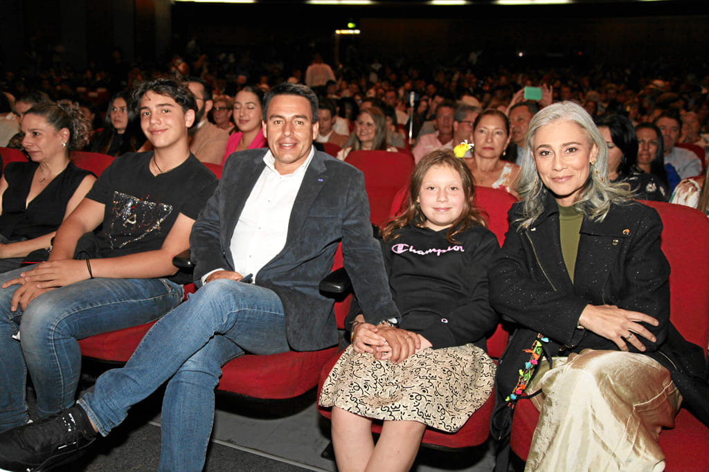 Jorge Eduardo Rojas, alcalde de Manizales, junto a sus hijos, Miguel y María José Rojas, y su esposa, Juliana Londoño. Jorge Eduardo Rojas, alcalde de Manizales, junto a sus hijos, Miguel y María José Rojas, y su esposa, Juliana Londoño.