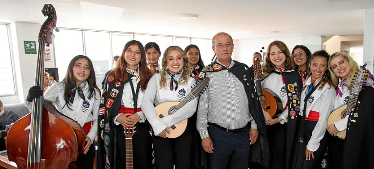 Fotos | Argemiro Idárraga | LA PATRIA Juan Carlos Gómez Muñoz con la Tuna de la Universidad Javeriana de Bogotá. Fotos | Argemiro Idárraga | LA PATRIA Juan Carlos Gómez Muñoz con la Tuna de la Universidad Javeriana de Bogotá.