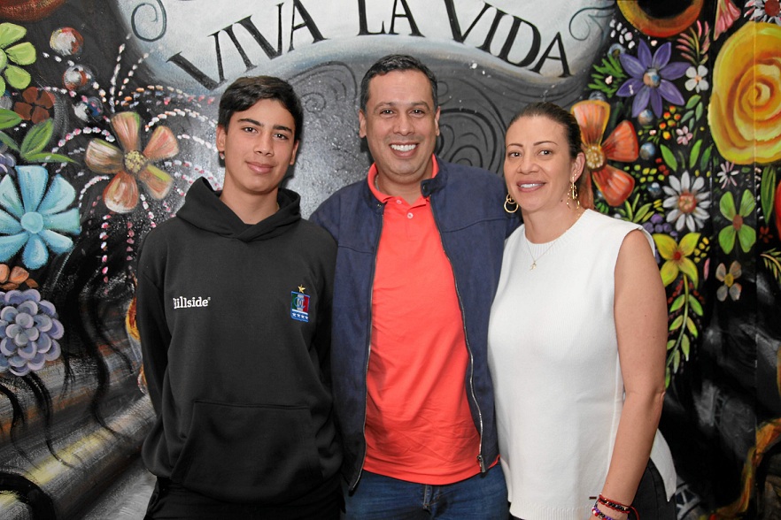 Nicolás Torres, Juan José Torres y Paola Carvajal eligieron La Gringa Mexicana para almorzar. Nicolás Torres, Juan José Torres y Paola Carvajal eligieron La Gringa Mexicana para almorzar.