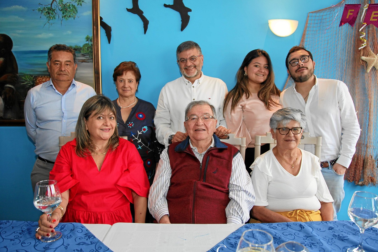 Hernán Gómez Brochero festejó sus 88 años en el restaurante Las Redes. En la imagen: Claudia María Gómez García, Hernán Gómez Brochero, Aleida Gómez. De pie: Alejandro Cortés Aguirre, Ana Lucía Aguirre, Néstor Gómez García, María Alejandra Cortés Gómez y Manuel Guarín Llano. Hernán Gómez Brochero festejó sus 88 años en el restaurante Las Redes. En la imagen: Claudia María Gómez García, Hernán Gómez Brochero, Aleida Gómez. De pie: Alejandro Cortés Aguirre, Ana Lucía Aguirre, Néstor Gómez García, María Alejandra Cortés Gómez y Manuel Guarín Llano.