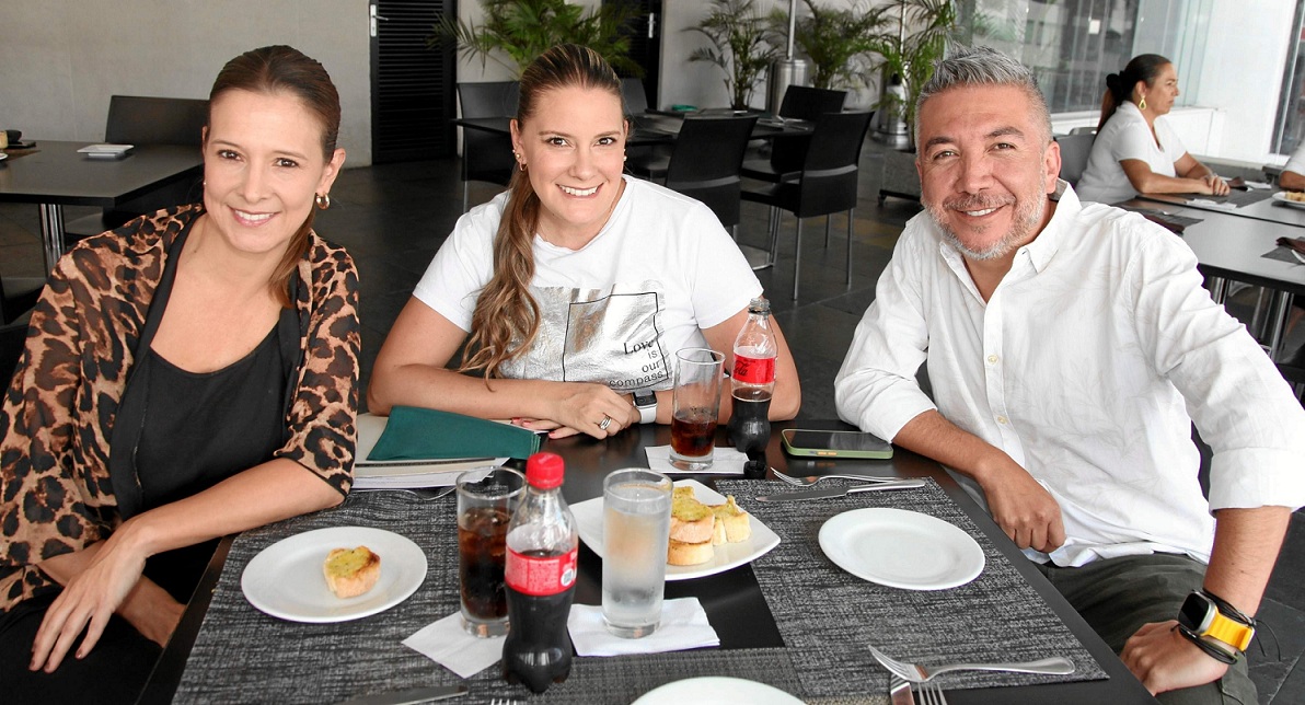 Paula Marulanda Ocampo y Angela María López Barrios celebraron sus cumpleaños con un almuerzo en compañía de Felipe Castaño Salazar. Paula Marulanda Ocampo y Angela María López Barrios celebraron sus cumpleaños con un almuerzo en compañía de Felipe Castaño Salazar.
