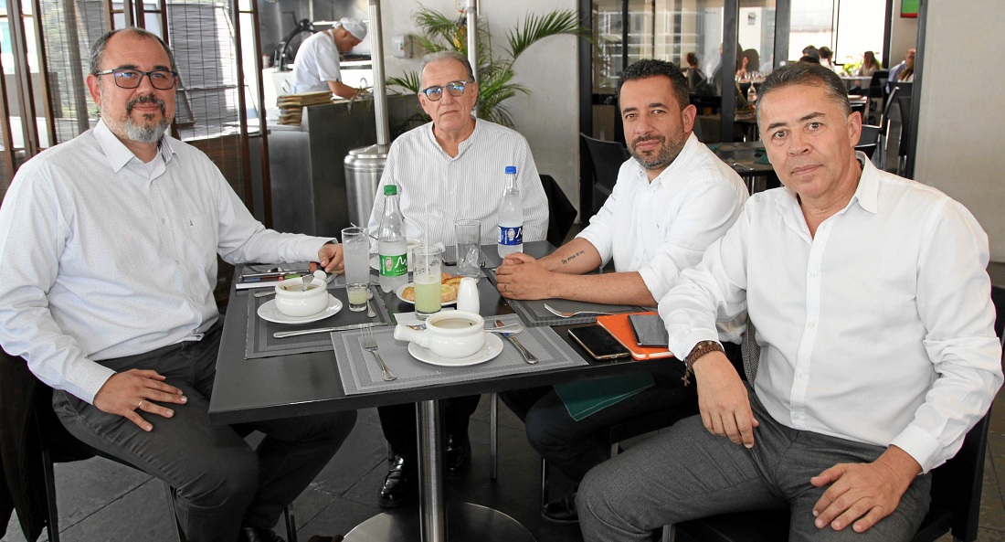 Neil Guerrero González, vicerrector de la Universidad Nacional sede Manizales; César Arango Lemoine, secretario Universidad Nacional; Andrés Felipe Betancourth, secretario de Educación; y Santiago Giraldo Llano, secretario de TIC y Competitividad, en un almuerzo. Neil Guerrero González, vicerrector de la Universidad Nacional sede Manizales; César Arango Lemoine, secretario Universidad Nacional; Andrés Felipe Betancourth, secretario de Educación; y Santiago Giraldo Llano, secretario de TIC y Competitividad, en un almuerzo.