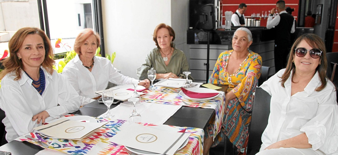 Luz Adriana Trujillo celebró su cumpleaños con un almuerzo en compañía de Matilde Cuartas, Claudia del Pilar Estrada, María Victoria Giraldo y Natalia Marulanda. Luz Adriana Trujillo celebró su cumpleaños con un almuerzo en compañía de Matilde Cuartas, Claudia del Pilar Estrada, María Victoria Giraldo y Natalia Marulanda.