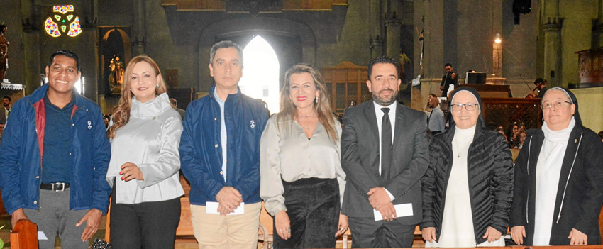 Delimiro Jaime, asistente de investigación para la red de colegios jesuitas de Colombia (Acodesi); Dora Patricia Ramírez, directora académica del colegio San Luis Gonzaga; Luis Roberto Rivera, rector del colegio Berchmans de Cali; Beryeny Rodríguez, rectora del colegio Santa Luisa de Bogotá; Andrés Felipe Betancourth López, secretario de Educación de Manizales; Elsa Míriam Londoño, funcionaria de la Universidad Católica de Manizales; y hermana Gloria Estela Rolón, vicerrectora Académica de la Universidad Católica de Manizales. Delimiro Jaime, asistente de investigación para la red de colegios jesuitas de Colombia (Acodesi); Dora Patricia Ramírez, directora académica del colegio San Luis Gonzaga; Luis Roberto Rivera, rector del colegio Berchmans de Cali; Beryeny Rodríguez, rectora del colegio Santa Luisa de Bogotá; Andrés Felipe Betancourth López, secretario de Educación de Manizales; Elsa Míriam Londoño, funcionaria de la Universidad Católica de Manizales; y hermana Gloria Estela Rolón, vicerrectora Académica de la Universidad Ca