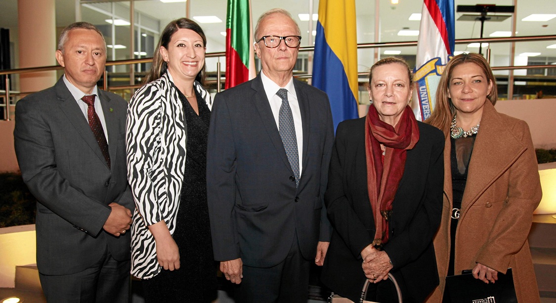Luis Alfonso Beltrán González, director administrativo; Catalina Triana Navas, secretaria general; William Ruiz Sáenz; Carolina Vanegas; y Carolina Alzate, rectora encargada. Luis Alfonso Beltrán González, director administrativo; Catalina Triana Navas, secretaria general; William Ruiz Sáenz; Carolina Vanegas; y Carolina Alzate, rectora encargada.