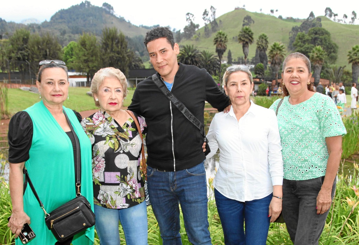 Fabiola Loaiza, Lucero Loaiza, Julián Valencia, Estella Loaiza y Luz Marina Ríos. Fabiola Loaiza, Lucero Loaiza, Julián Valencia, Estella Loaiza y Luz Marina Ríos.
