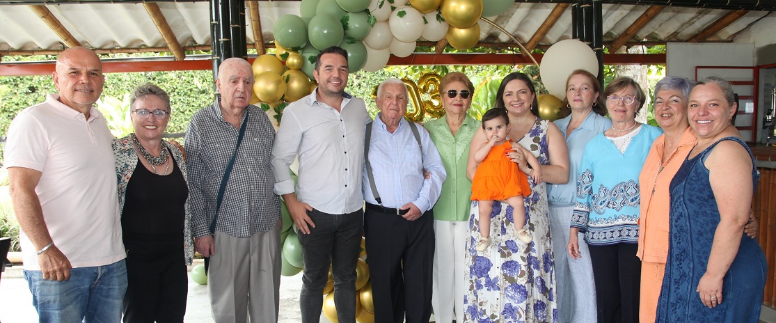 Gustavo Robledo Isaza en compañía de sus hijos (Iván, Liliana, Luis Arturo, Paulina, Nancy, Valeria, Beatriz y María Victoria Robledo Vásquez), su esposa, Rosa Vásquez de Robledo, y su nieta, María José, de 10 meses.