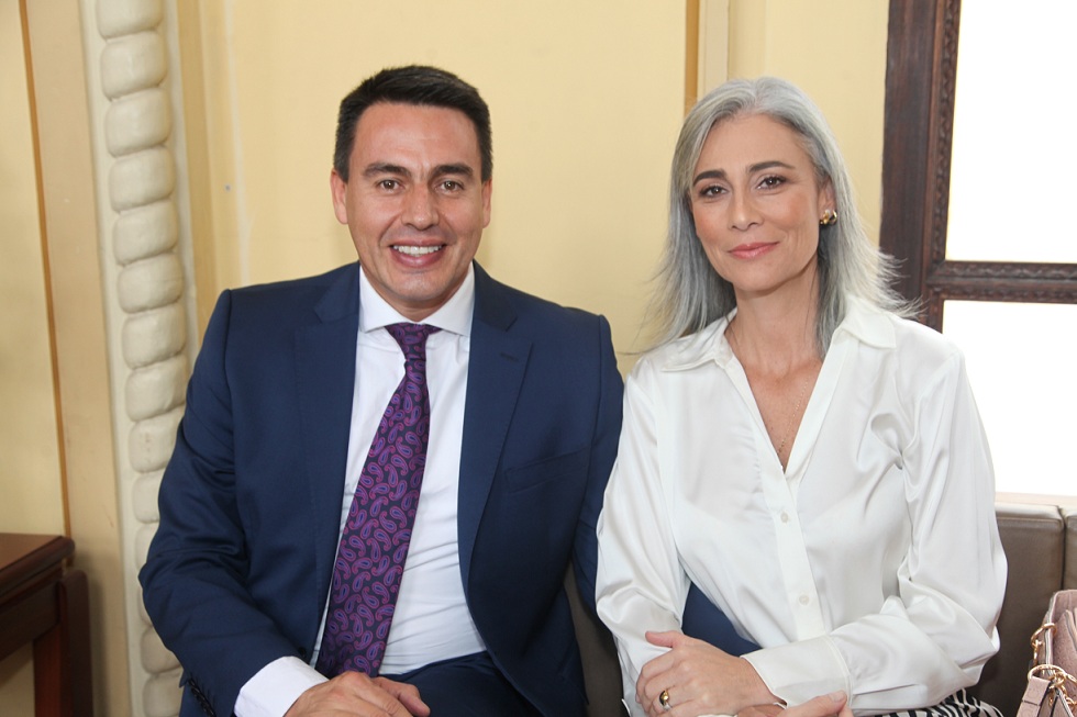Jorge Eduardo Rojas, alcalde de Manizales y Juliana Londoño, primera gestora de la ciudad. Jorge Eduardo Rojas, alcalde de Manizales y Juliana Londoño, primera gestora de la ciudad.