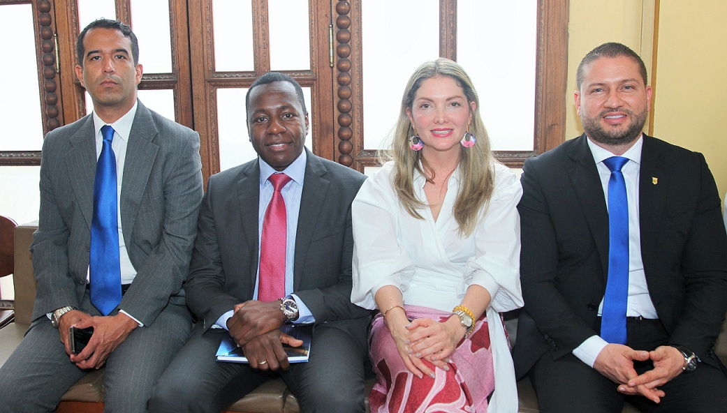 José Fernando Olarte, secretario de Planeación de Manizales; Manuel González, secretario de hacienda; Sandra Patricia Álvarez, secretaría de Desarrollo Social; y Juan Felipe Álvarez, secretario General. José Fernando Olarte, secretario de Planeación de Manizales; Manuel González, secretario de hacienda; Sandra Patricia Álvarez, secretaría de Desarrollo Social; y Juan Felipe Álvarez, secretario General.