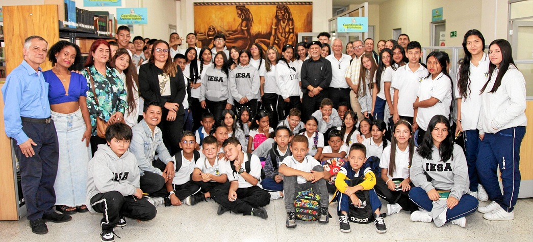 Fotos | Argemiro Idárraga | LA PATRIA Grupo de niños y niñas de la institución educativa 7 de Agosto con los poetas.