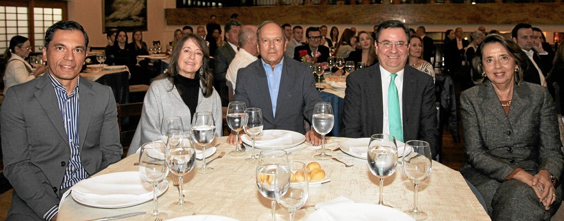 Juan Felipe Valencia, Natalia Marulanda, Augusto Cardona, Lorenzo Calderón y María Emilia Mejía. Juan Felipe Valencia, Natalia Marulanda, Augusto Cardona, Lorenzo Calderón y María Emilia Mejía.