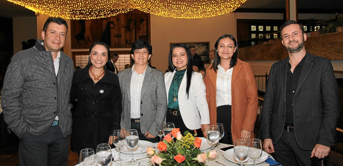 Víctor Salgado, Sandra Vásquez, Claudia Botero, Claudia Orozco, Pamela García y Néstor Castaño. Víctor Salgado, Sandra Vásquez, Claudia Botero, Claudia Orozco, Pamela García y Néstor Castaño.