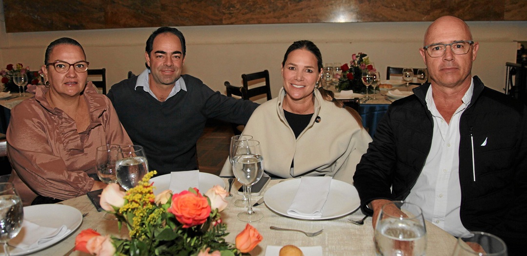 Edna Cecilia Gómez, Ricardo Vélez, Valentina Salazar y Juan Pablo Jiménez. Edna Cecilia Gómez, Ricardo Vélez, Valentina Salazar y Juan Pablo Jiménez.