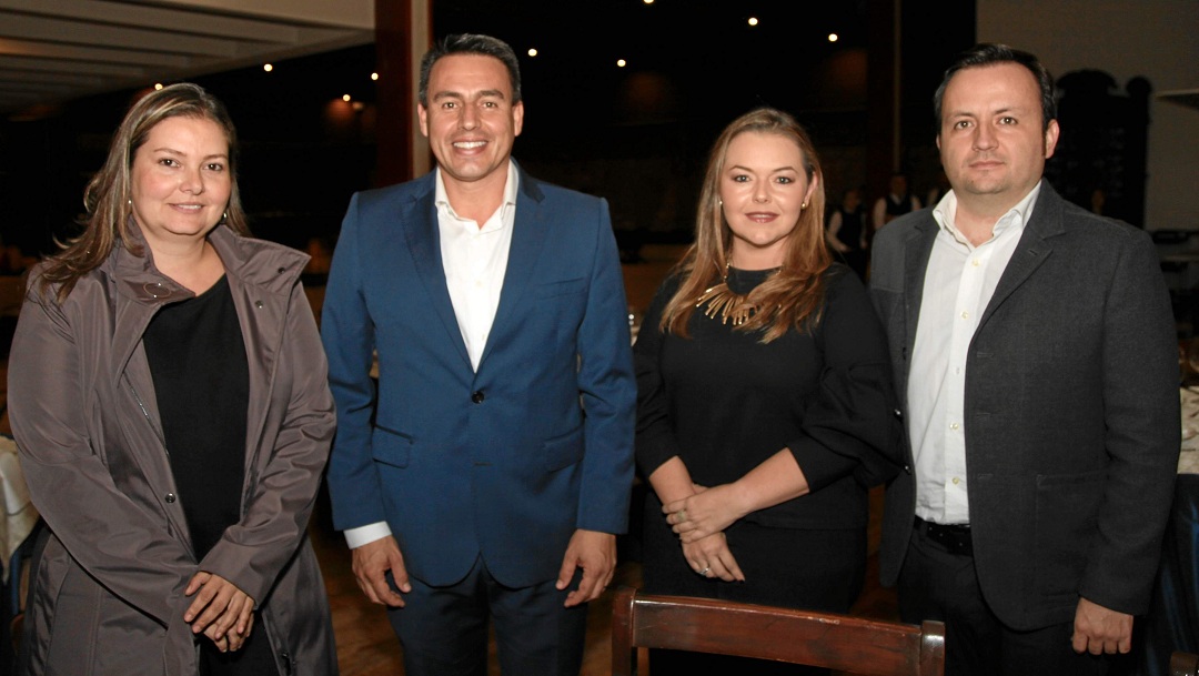 Marcela Escobar, Jorge Eduardo Rojas Giraldo (alcalde de Manizales), Mariana Villegas y Juan Pablo Mejía. Marcela Escobar, Jorge Eduardo Rojas Giraldo (alcalde de Manizales), Mariana Villegas y Juan Pablo Mejía.