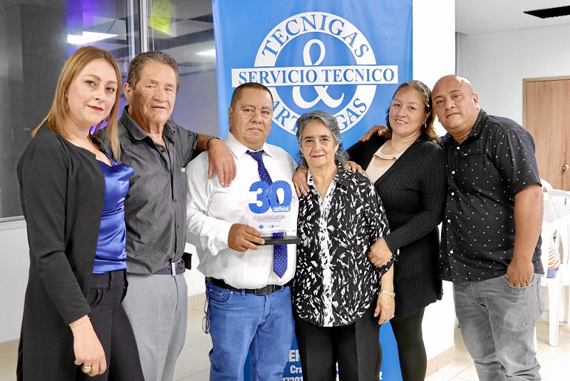 Padres y hermanos acompañaron a Alberto Casallas en la celebración: Andrea Casallas, Álvaro Casallas, Alberto Casallas, Elsy Arango, Estrella Casallas, y Andrés Casallas
