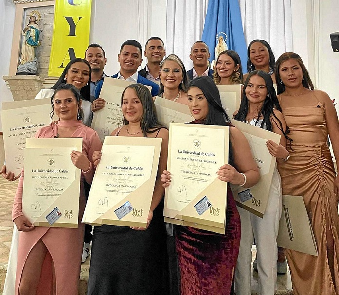 Grupo de egresados del programa de Tecnología en Finanzas.
