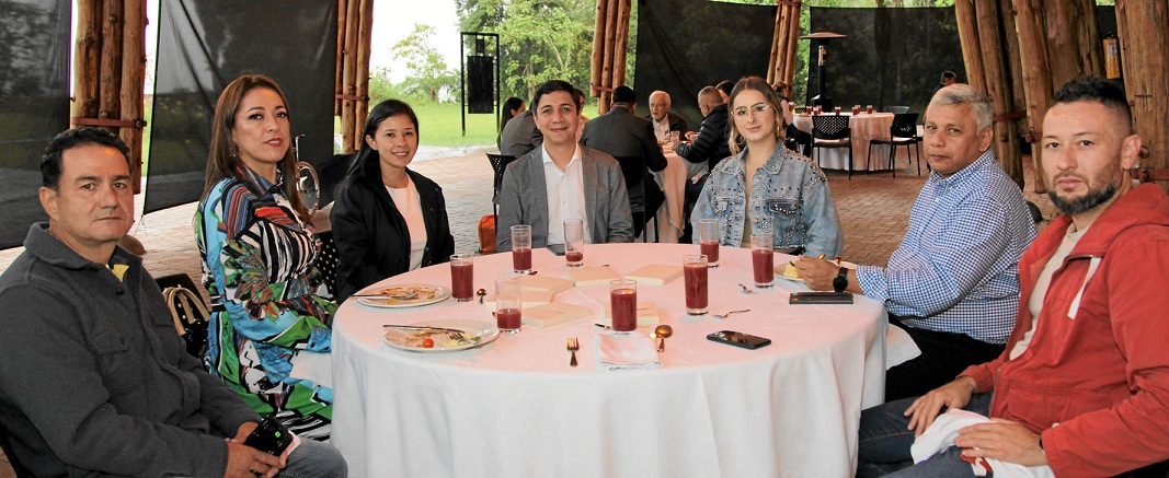 Octavio Gómez Hoyos, Ángela Orozco Giraldo, gerente; Karen Hernández, Jorge Torres, Paula Andrea Aristizábal, Alejandro Morales y Jonathan Uribe. Octavio Gómez Hoyos, Ángela Orozco Giraldo, gerente; Karen Hernández, Jorge Torres, Paula Andrea Aristizábal, Alejandro Morales y Jonathan Uribe.
