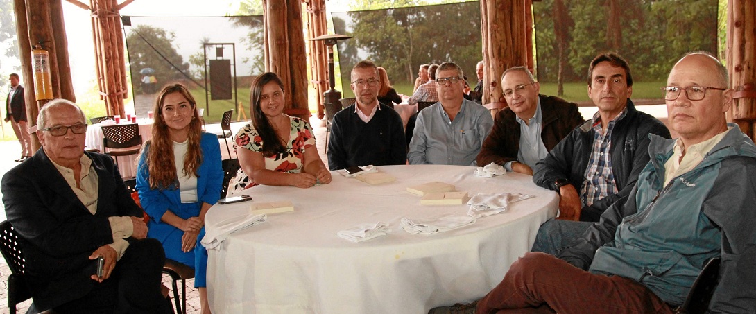 José Eduardo Echeverri, María Ximena González, Natali Ramírez, Fernando Toro, Santiago García, Juan Eduardo Zuluaga Perna, Julián Sánchez y Alberto Salazar. José Eduardo Echeverri, María Ximena González, Natali Ramírez, Fernando Toro, Santiago García, Juan Eduardo Zuluaga Perna, Julián Sánchez y Alberto Salazar.