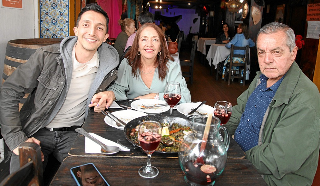 Cristian Cárdenas, Esperanza Giraldo y Hernán Cárdenas.