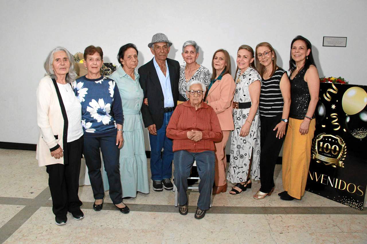 Herminia Martínez de Castellanos junto con sus nueve hijos.