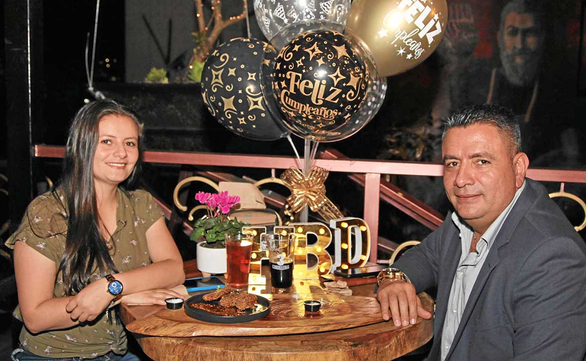 Laura Cristina Loaiza Gallego se encontró con Ómar David Loaiza para celebrar su cumpleaños. Laura Cristina Loaiza Gallego se encontró con Ómar David Loaiza para celebrar su cumpleaños.