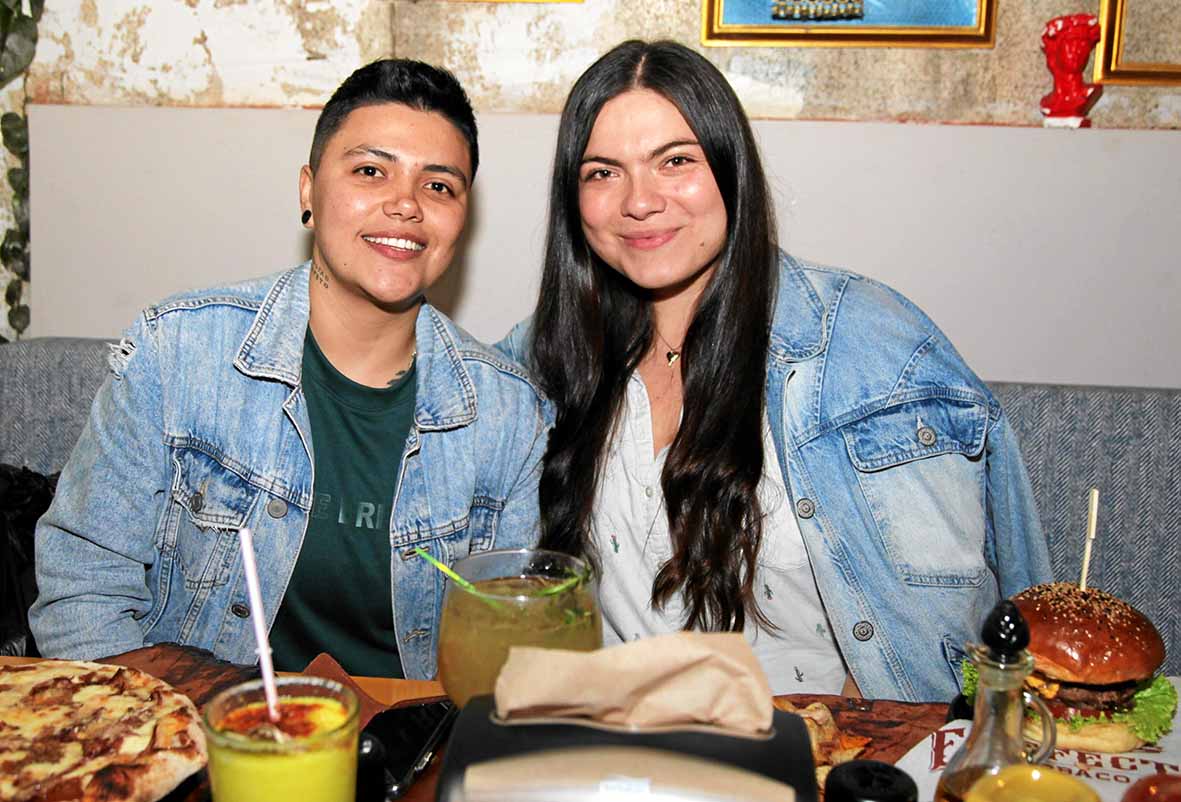 Tania Montoya también cumplió años y lo festejó con Laura Ramírez. Tania Montoya también cumplió años y lo festejó con Laura Ramírez.